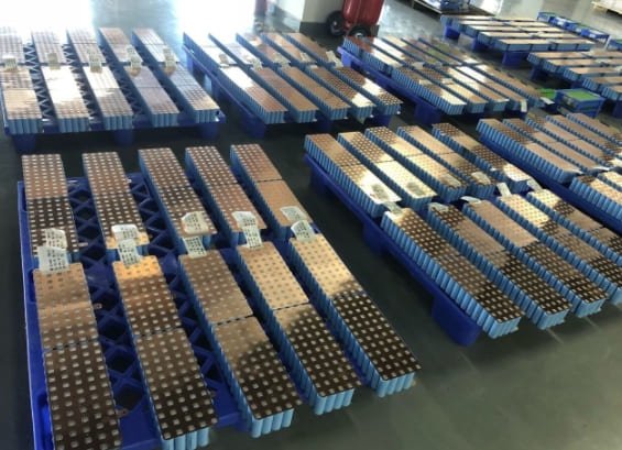 Workshop assembling lithium golf cart battery packs with LiFePO4 cells for energy storage - saftecenergy